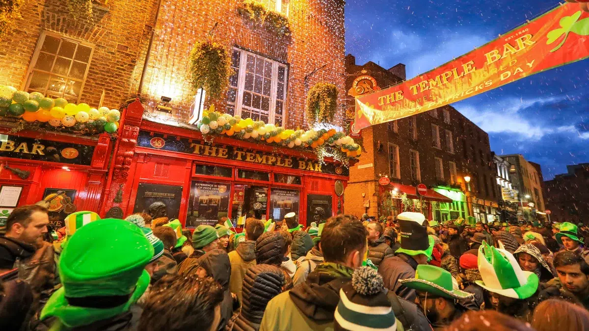 Fête de la Saint-Patrick dans une rue festive